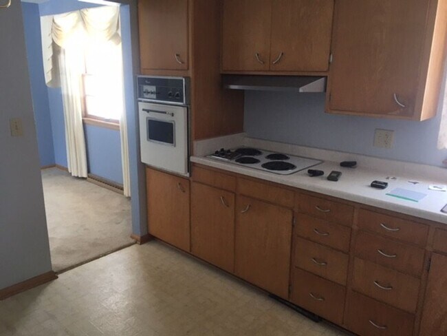 Photo - 3 Bedroom Home w/ Attached garage & Large basement. Washer/Dryer Included