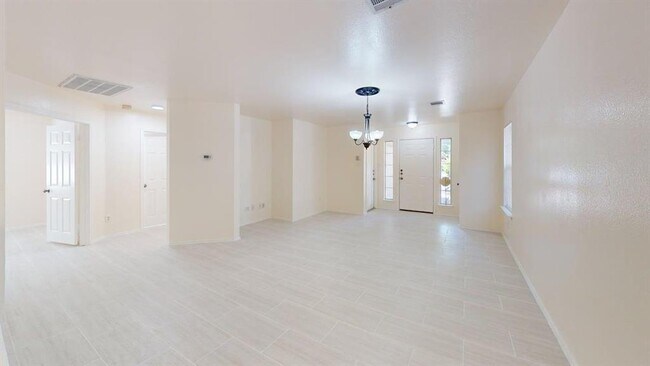 Photo - 1325 Darjeeling Dr