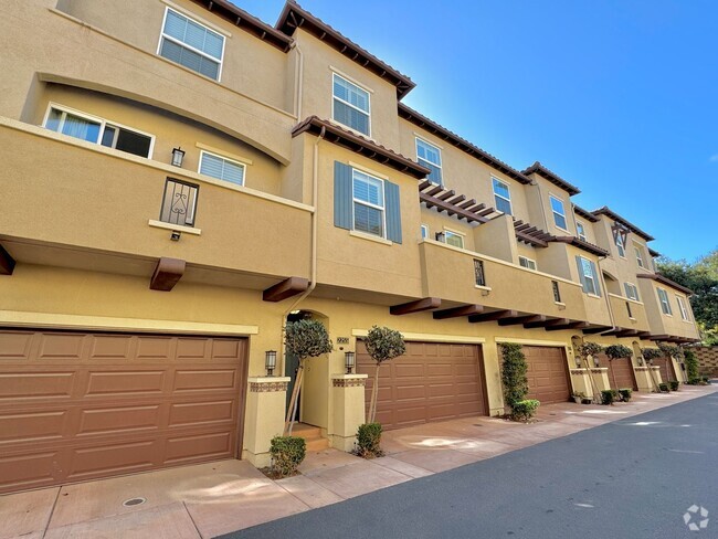 Building Photo - Great 3B/2.5BA Townhome in San Marcos!