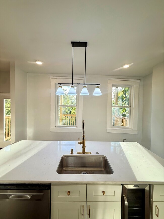 Photo - 39 E Clifton Ave