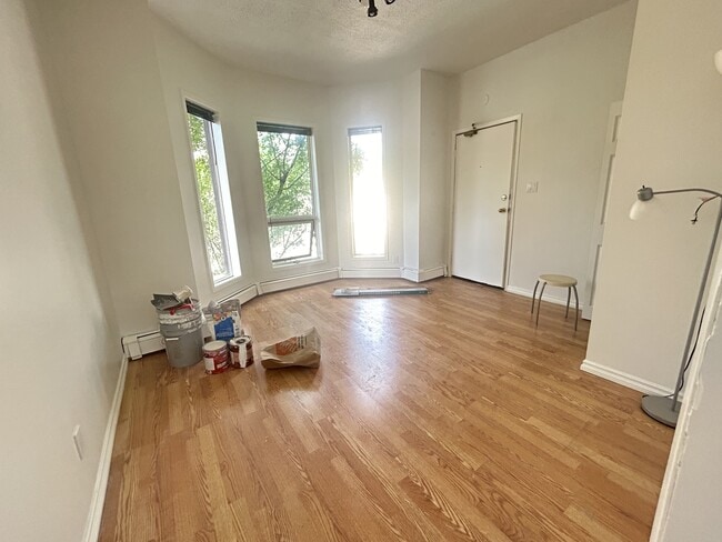 Building Photo - 865 King St E Unit 2