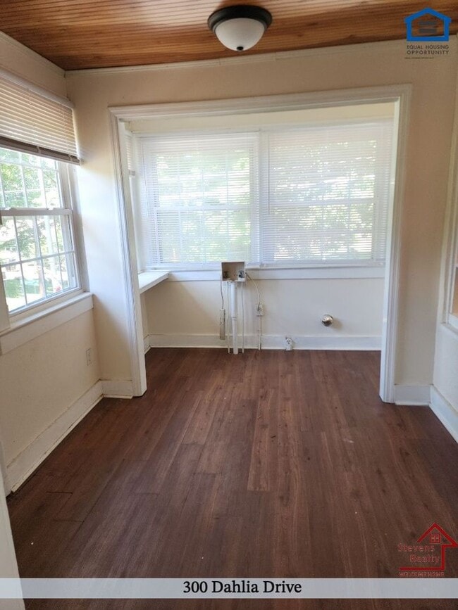 300 Dahlia Dr