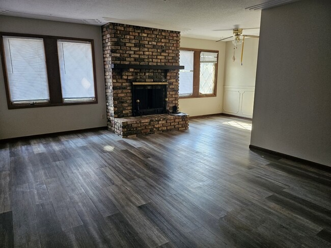 Building Photo - 1716 D Ave NE Unit A4 Rental