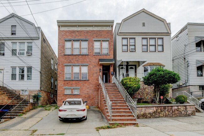 Photo - 572 LIBERTY Ave