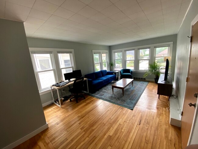 Photo - 2111 E. Dayton St. Unidad 1