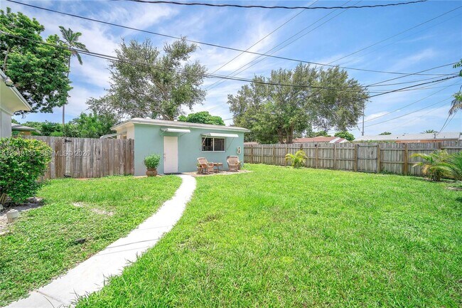 Photo - 261 SW 15th St Unit 1