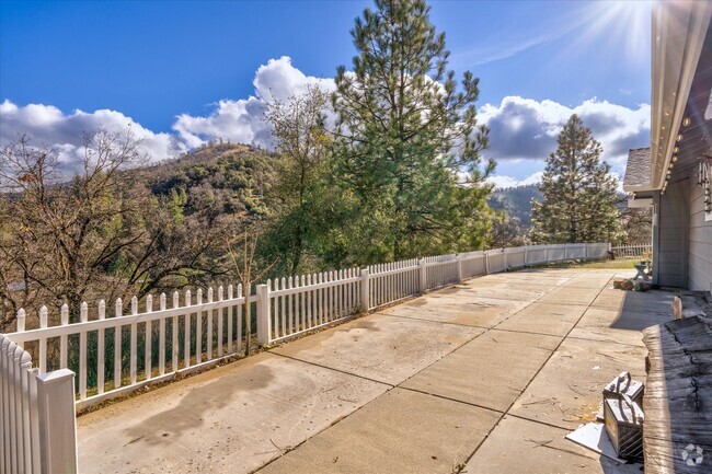 Building Photo - 36660 Serpa Canyon Rd Rental