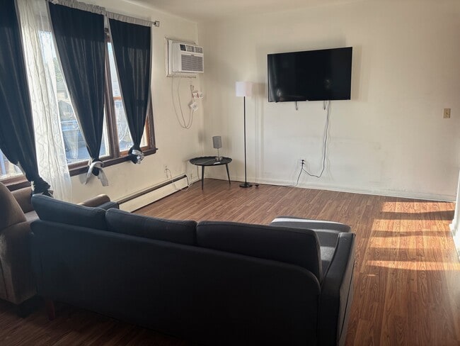 Building Photo - 1902 W Broadway Unit 1902 westbroadway