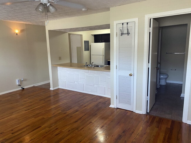 Building Photo - 562 Woodland Ave Unit #34