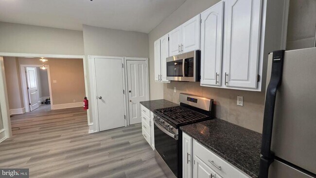 Photo - 637 N 32nd St