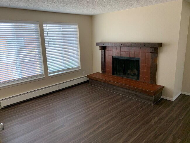 Photo - "2-Bed Gem in Denver – Cozy 920 Sq. Ft. One Month Free Rent with Signed 12 month Lease" Unit 4