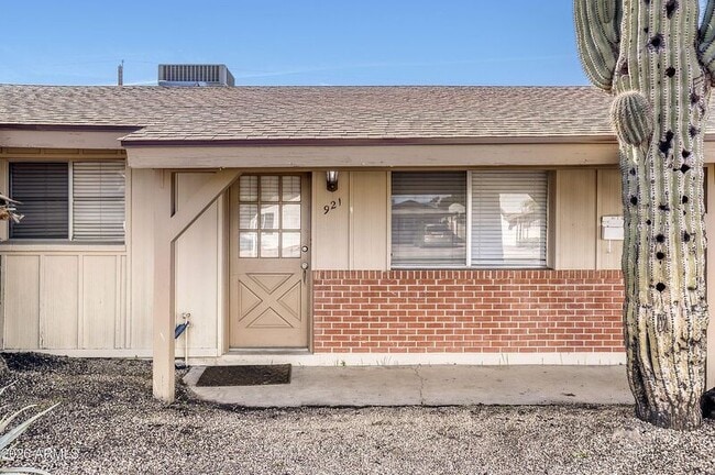 Photo - 921 E Campus Dr