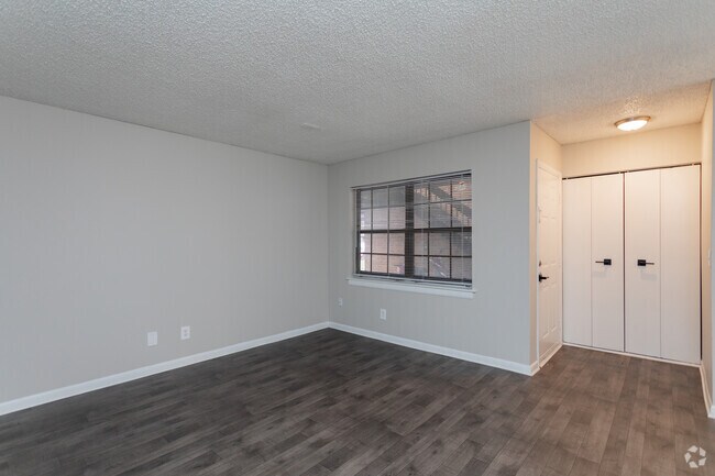 1BR, 1BA - 780SF