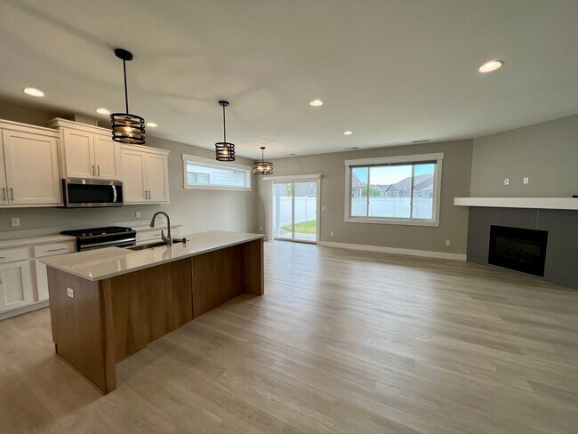 Photo - 3 Bed 2 Bath Beautiful Westend Home!