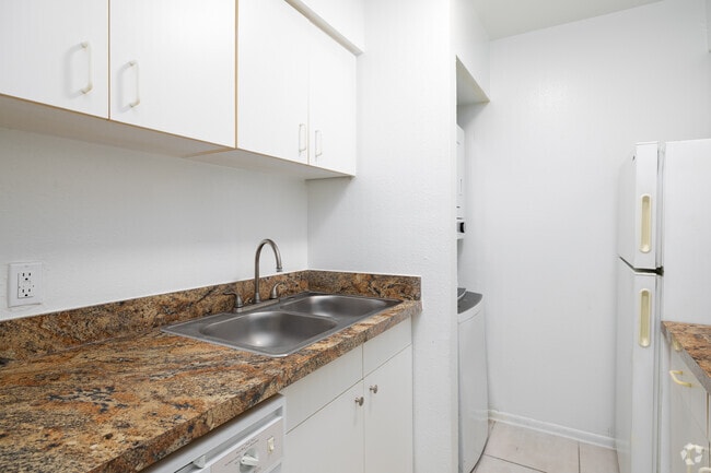 1BR, 1BA - 697SF - Kitchen