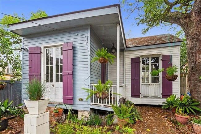 Building Photo - 2021 Burgundy St Unit Rear