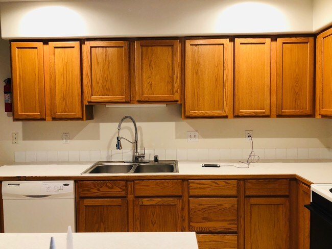 Cocina W/Grifo de cromo & Tomacorrientes con USB - 1310 Skyline S Dr