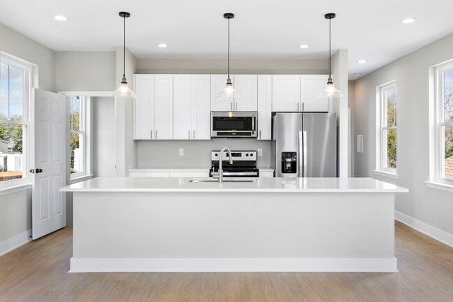 Building Photo - 2028 Arbutus Ave