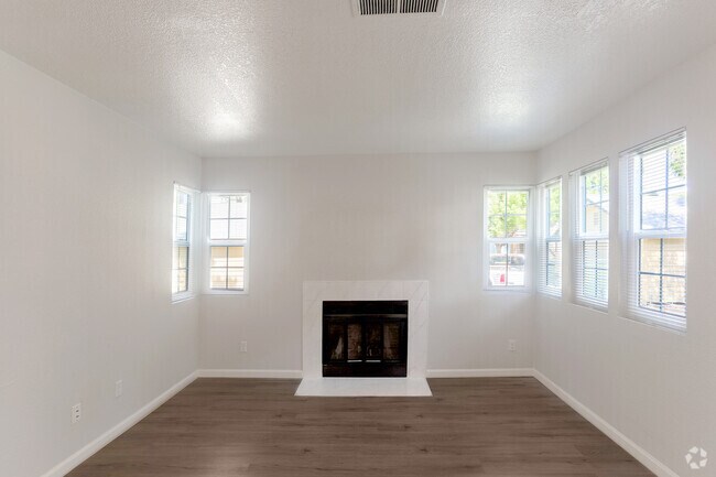 1BR,1BA - 699SF - Living Room