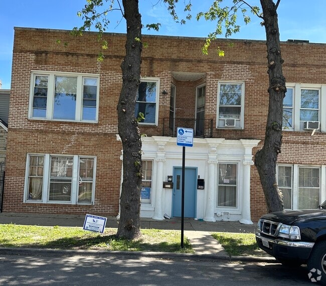 Building Photo - 2847 S Homan Ave Rental