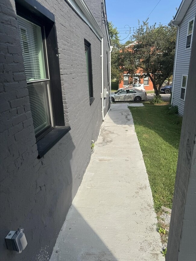 249 W 7th St