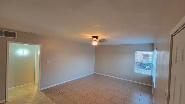 Photo - 730 E 1st St