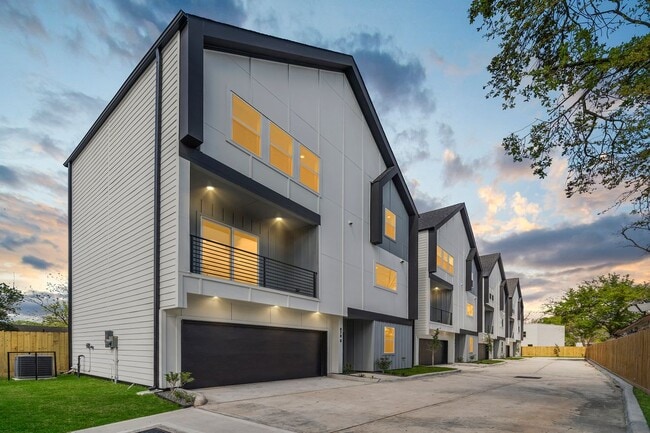 Building Photo - 870 W Little York Rd
