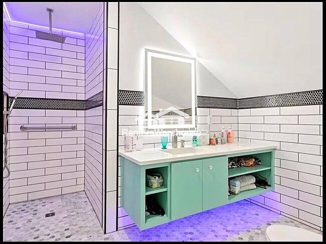 Building Photo - 304 Oak St