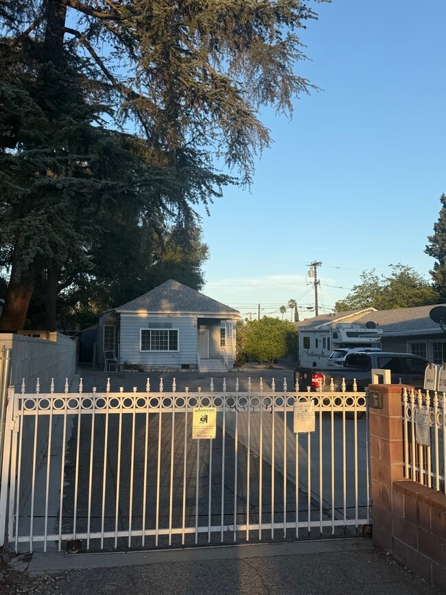 Building Photo - 2108 Casitas Ave
