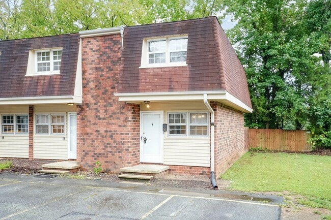 Building Photo - Two Bedroom End Unit Home!