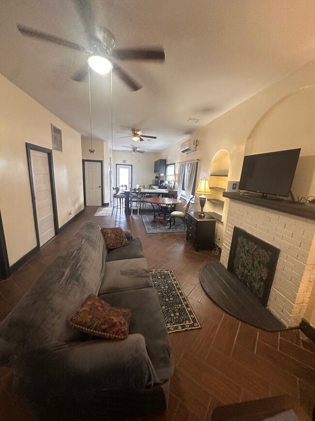 Building Photo - 1934 Washington St