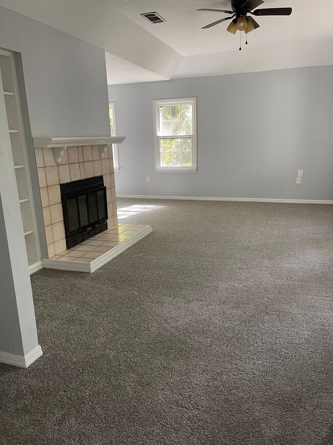 Photo - Spacious 2/2 with 2 Car Garage and W/D Hoo...