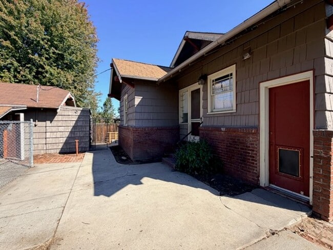 120 S Franklin Ave