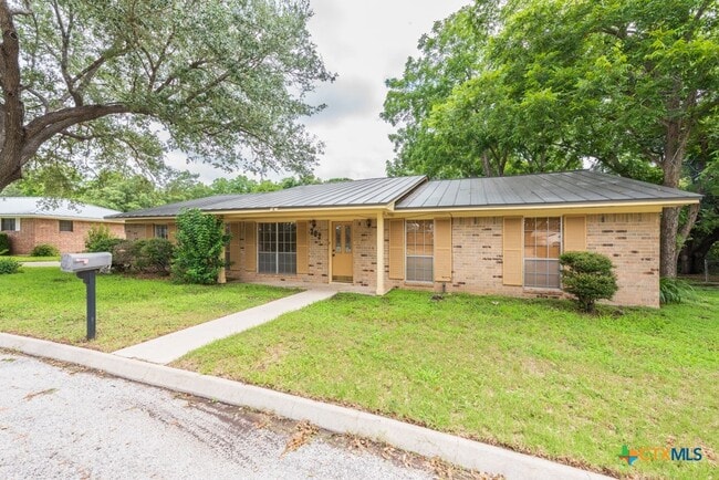 Building Photo - 203 Memorial Dr