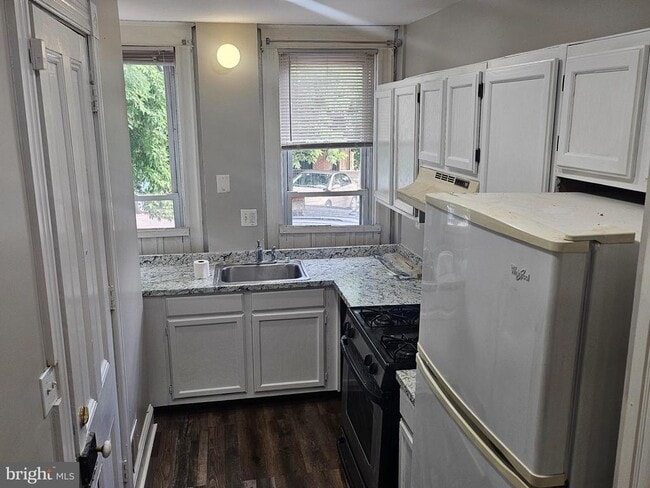 Building Photo - 2215 E Fairmount Ave Rental