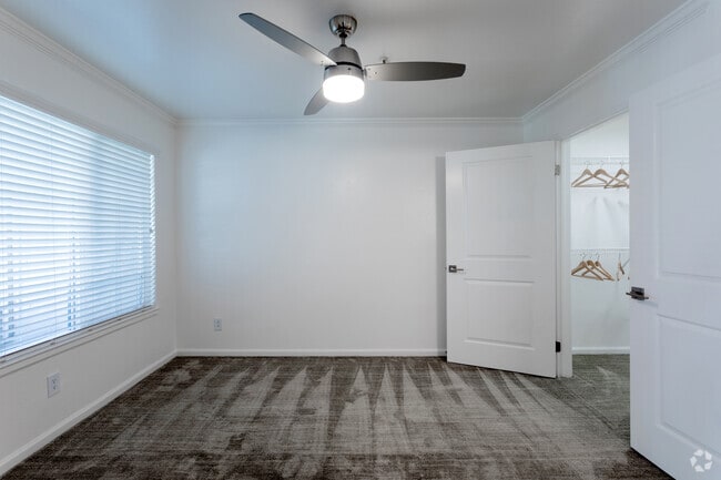 2BR, 1BA - 847SF