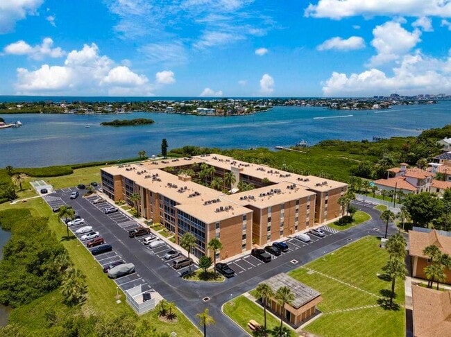 Building Photo - 12760 Indian Rocks Rd Unit 1110