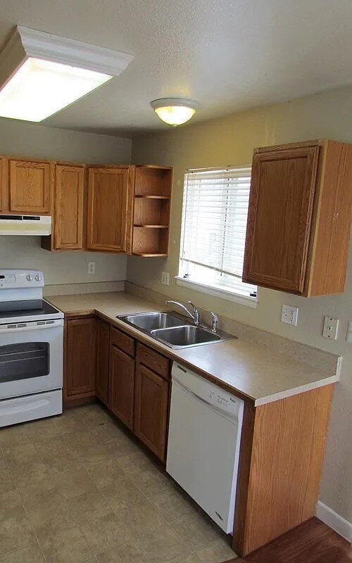 ***COMING SOON***

Spacious, Pet-Friendly 3 bed, 2 bath duplex in Englewood!