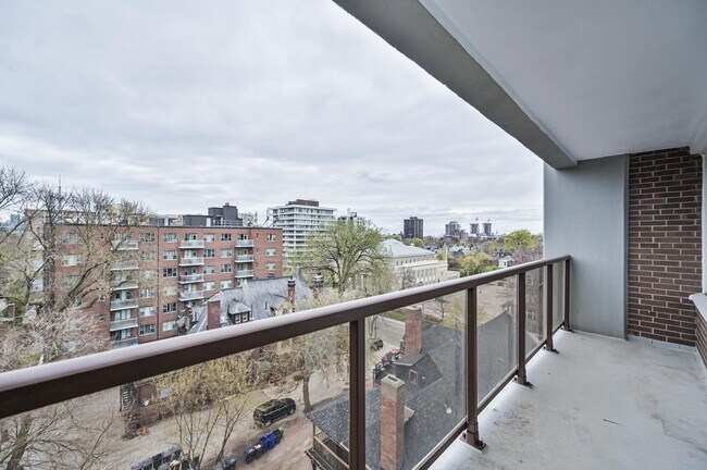 Building Photo - 250 St George St Unit 00601