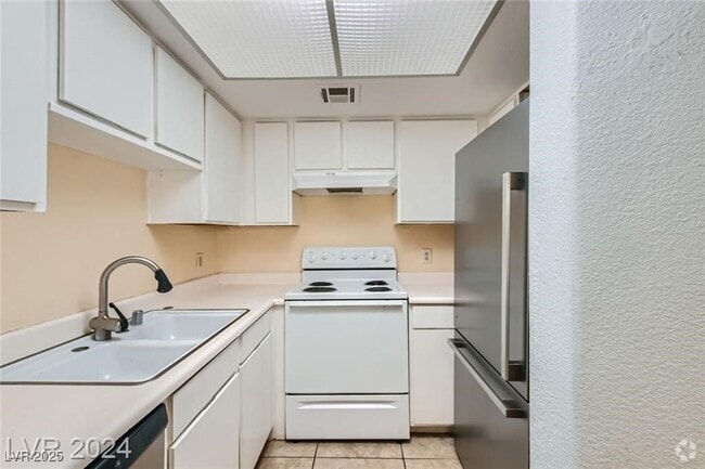 Building Photo - 5913 Smoke Ranch Rd Unit A Rental