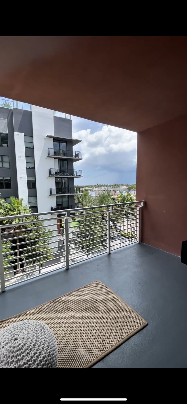 Photo - 526 NE 8th St Unidad Luxurious Condo