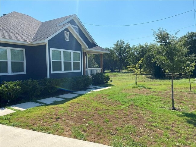 Photo - 606 W 1st St