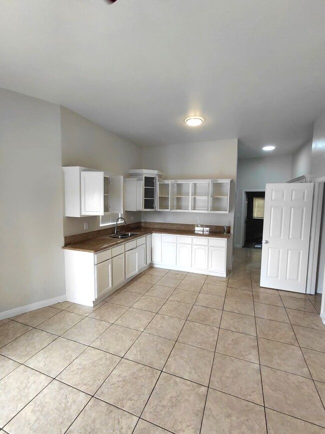 Photo - 851 W 93rd St Unidad B