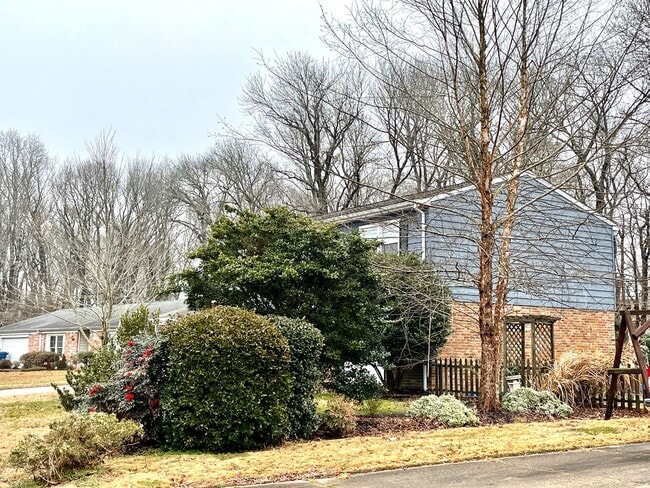 Building Photo - Beautifully updated 4-bedroom, 2-bathroom home located in the desirable, wooded Meadowbrook Woods...