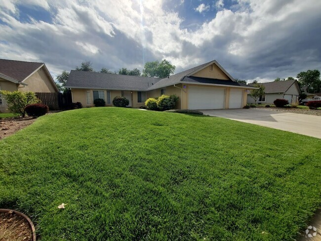 Building Photo - Beautiful Home with 3-Car Garage and Lands...