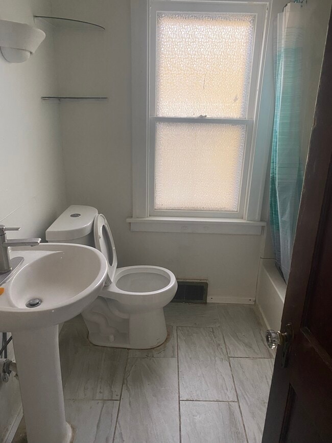 Photo - 470 Winspear Ave Unidad 1st floor