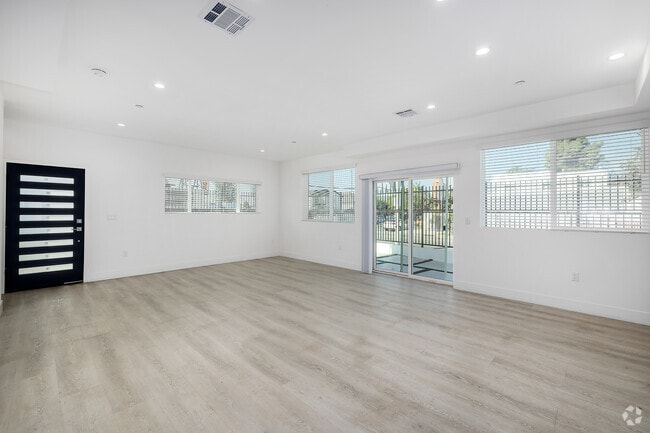 4BR, 4.5BA - 2,014SF - Living Room - 1301 E 27th St