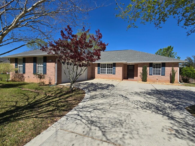 3 bed/ 2 bath / 2 car garage located in th... - 3 bed/ 2 bath / 2 car garage located in th... House