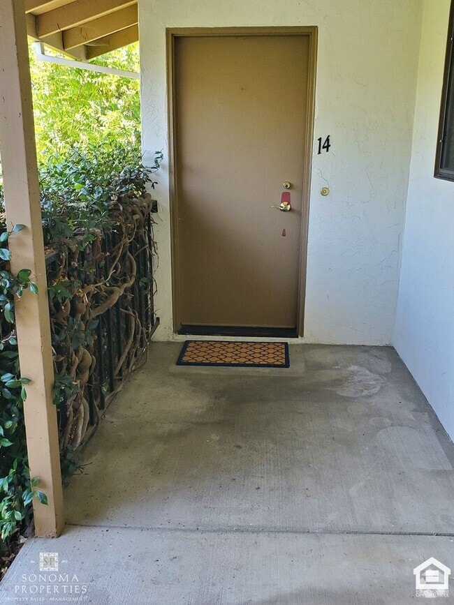 Building Photo - 2BD/2BA Upper-Level Condo on Sonoma's East...