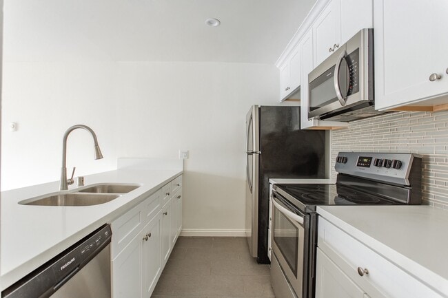 Photo - West Knoll Plaza